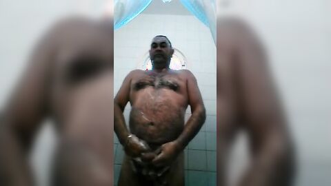 Osito caliente con una gran polla se ducha y se pajea.