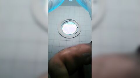 Osito caliente con una gran polla se ducha y se pajea.