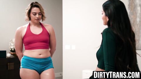 Zariah Aura's hot cum facial on Sophia Burns' nice face