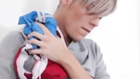 Twink Sniffs Schwimmer Bareback