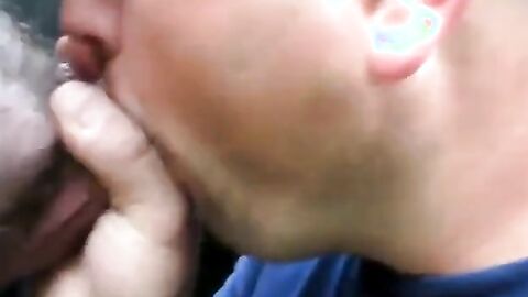 Ein Blase-Date im Freien mit einem Amateur