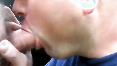 Ein Blase-Date im Freien mit einem Amateur