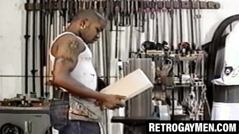 Bottom dude gets store railed by a thick vintage top