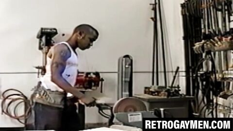 Bottom dude gets store railed by a thick vintage top