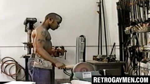 Bottom dude gets store railed by a thick vintage top