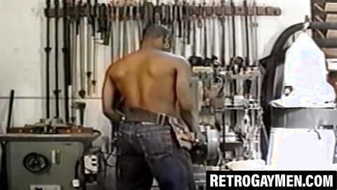 Bottom dude gets store railed by a thick vintage top