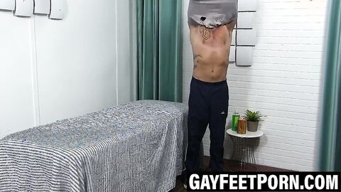 Muscular hunk footjob after toe sucking bliss