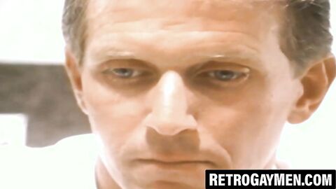 Muscled stud gets cock and nipples sucked by twink