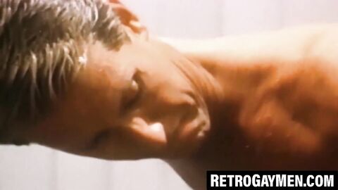 Muscled stud gets cock and nipples sucked by twink