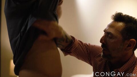 Elijah Wilde plunges his mighty dick deep on Vince Parkers ass