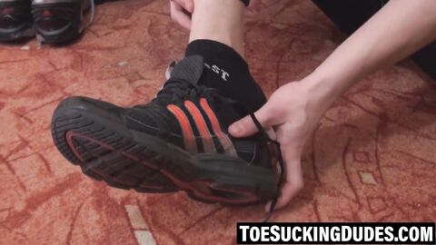 Inked jock licks his own toes clean before jacking off