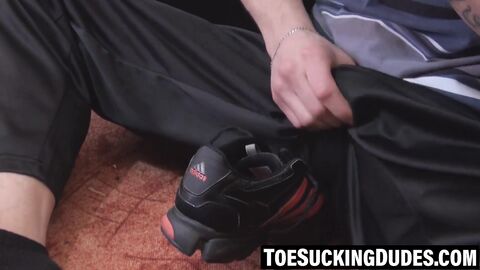 Inked jock licks his own toes clean before jacking off