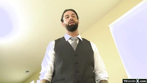 Teen shemale Itzel Saenz wants to fuck