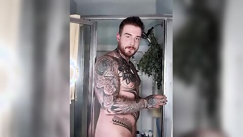 Inked BWC Hairy man Wanks Off In The Douche