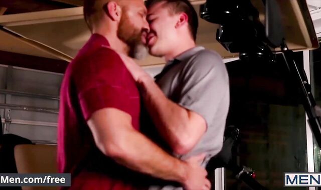 Mencom - Mature Dirk Caber Bareback's Zander Lane Cute Big Ass