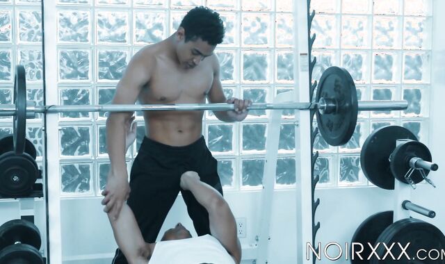 Muscular teen Zario Travezz swallows warm cumshot after sex