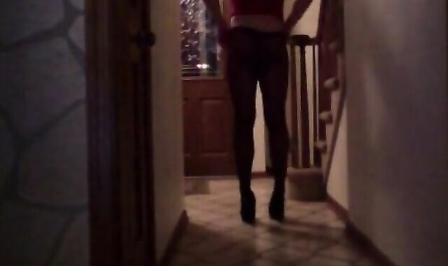 CD Ashlee waiting for pizza delivery in her high heels!