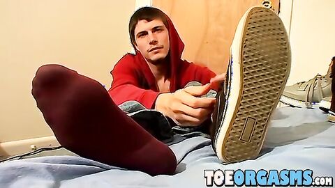 Skater dude jerking his cock and showing off his feet