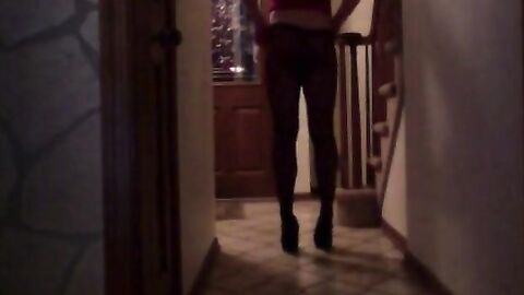 CD Ashlee waiting for pizza delivery in her high heels!