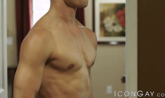 Young gay Taylor Reign seduces and ass drills Dakota Payne