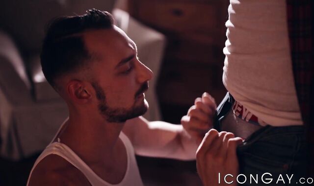 Pretty jock Johnny B anal stretched by thick BBC stallion