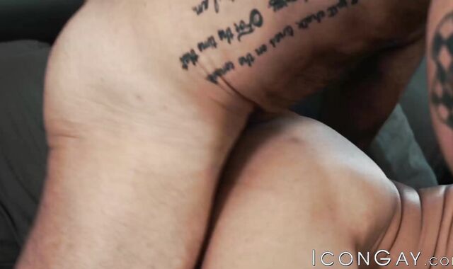 Kinky pornstar hunk Jamie Steel deepthroats throbbing cock