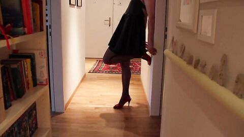 Dressed in Leather skirt and red high heels, play till cum