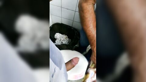 Maduro Rustico de 60 anos me chupa no Banheiro Publico
