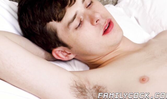 Hunk Matthew Figata barebacked by redhead Brody Kayman