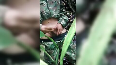 Militar novinho tocando uma no mato