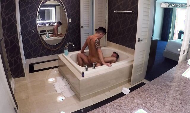 GayRoom: Beefy Mason Lear with Casey Everett boinked rock rock hard