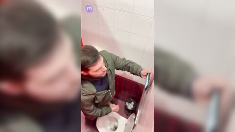 Spy on jerking Dudes in the toilet