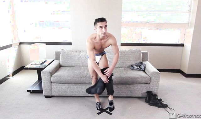 GayRoom - Darian Mazaro blow-job's boner and bangs