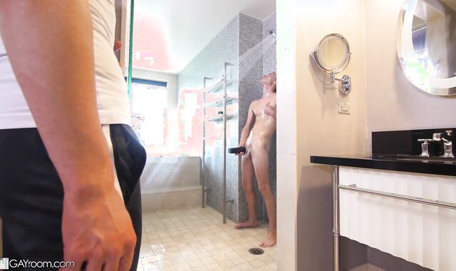 GayRoom - Bryson Belair among Oliver Star in the douche