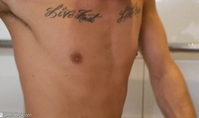 GayRoom - Babe Colton flirt hook-up vignette