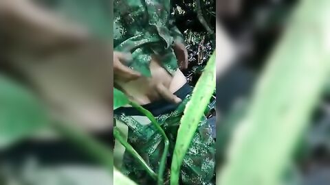 Militar novinho tocando uma no mato