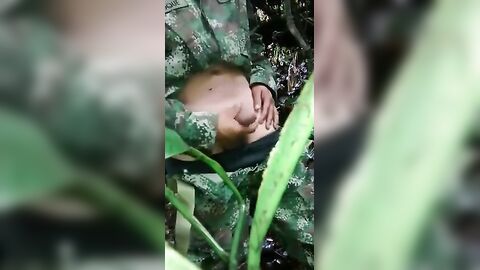 Militar novinho tocando uma no mato