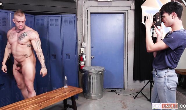 SayUncle Labs: Muscle Davin Strenuous with Rob Quin gets nailed