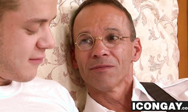 Ian Levine is hanging out in his room when he sees Rodney Steele