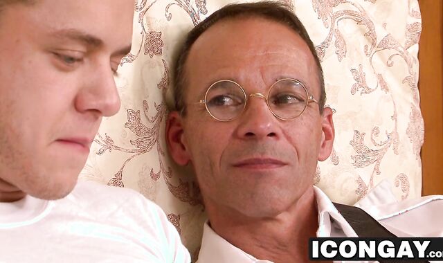 Ian Levine is hanging out in his room when he sees Rodney Steele