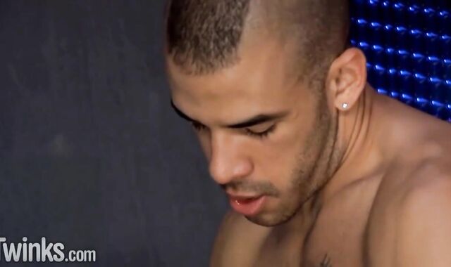 Twinks: Gio Summers is really cock-squeezing jock
