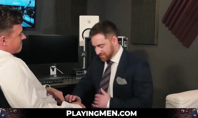 Financial specialist gets a wet penis massage prior to fucking his man