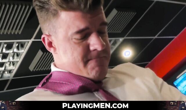 Financial specialist gets a wet penis massage prior to fucking his man