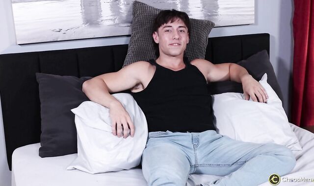 ChaosMen: Bulky Archie Paige masturbating