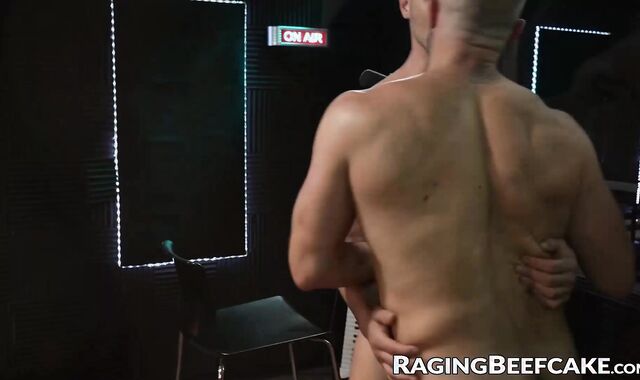 Inked hunk Derek Kage licks and sucks jock Coles tight hole