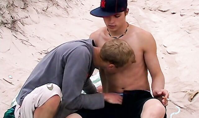 Chainsmoking studsÂ Roma and Archi deep anal drilling