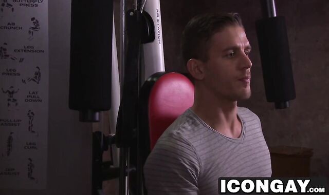 Hunk Logan Moore fucks Alex Gustavo in several positions