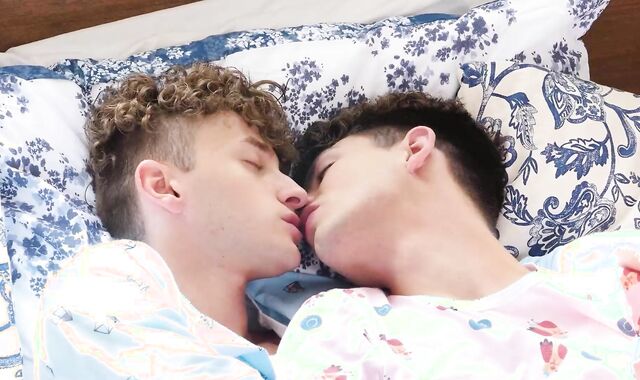 Lustful twink John Crawford lets cute Zayne suck his cock