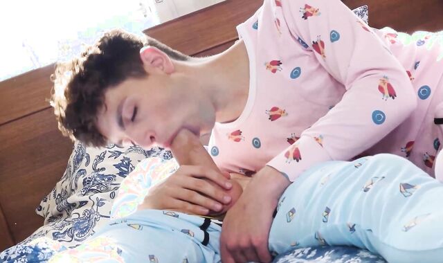 Lustful twink John Crawford lets cute Zayne suck his cock