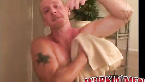 Tattooed guy shows off his buff body before tugging his meat